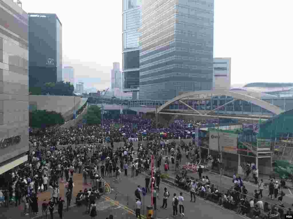 香港民眾6月12日中午在金鐘一帶聚集要求港府撤回逃犯條例修訂(香港市民提供)