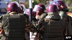 Policiers kenyans assurant la sécurité au siège du parlement, Nairobi, le 18 décembre 2014.