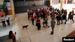 Venezuelanos participan en el referendo consultivo sobre el Esequibo en Caracas, este domingo 19 de noviembre de 2023.
