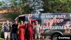 မြန်မာ့ဒီမိုကရေစီအရေး အမေရိကန်အလယ်ပိုင်း ပြည်နယ်တချို့မှာ လှည့်လည် စည်းရုံးနေတဲ့ Democracy Road Trip for Burma ဗန်ကား။ (ဓာတ်ပုံ - Boston Free Burma)