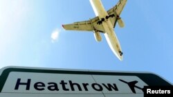 Sebuah pesawat bersiap mendarat di bandara Heathrow, London, 21 April 2010. (REUTERS/Toby Melville/File Photo)