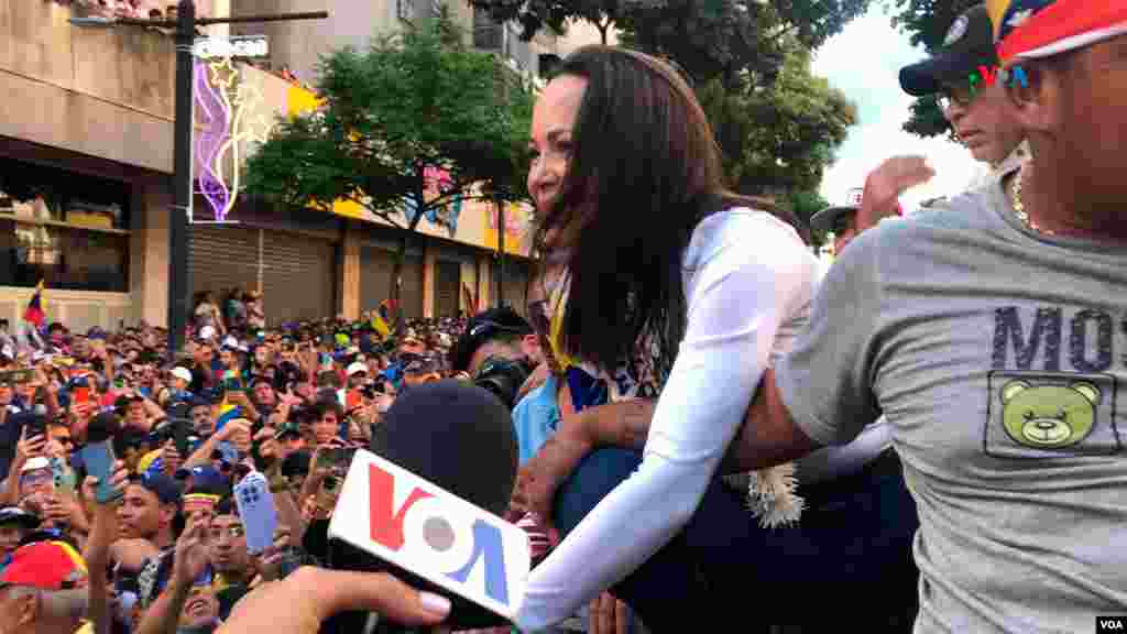 María Corina saludó a los presentes en la populosa concentración en Caracas. 