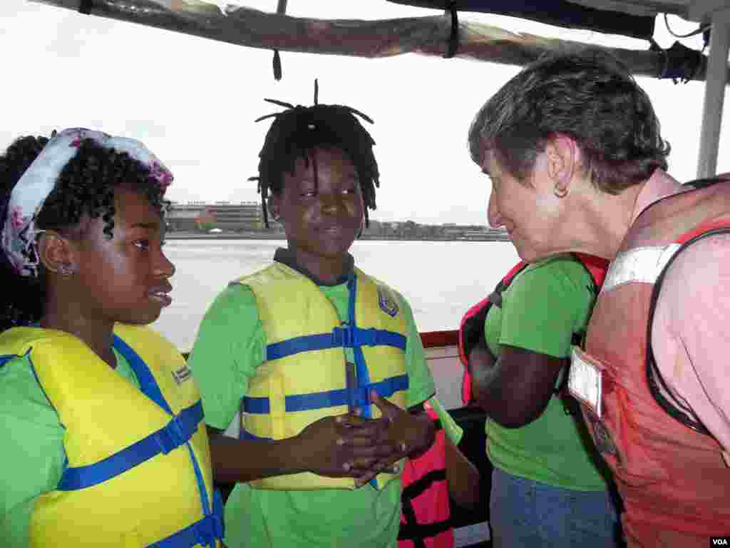 Siswa-siswi sekolah di Washington berperahu di Sungai Anacostia bersama Menteri Dalam Negeri Sally Jewell, pada peluncuran acara Pekan Memancing dan Berperahu Nasional. (VOA/Rosanne Skirble)