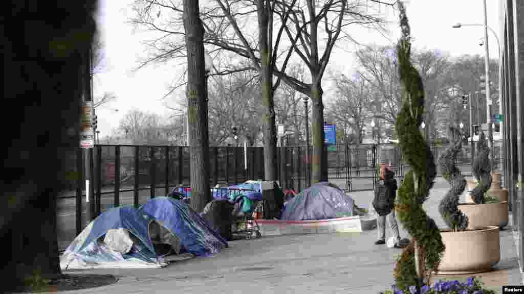 Personas sin hogar en tiendas de campaña se ven junto a barricadas utilizadas para asegurar el área cerca de la Casa Blanca. 17 de enero de 2021.