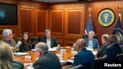 Presiden AS Joe Biden menggelar rapat dengan tim keamanan nasional di Gedung Putih, Washington, Sabtu, 13 April 2024. (Foto: Gedung Putih via Reuters)