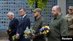 Ukrajinski ministar odbrane Rustem Umerov, ministar unutrašnjih poslova Ihor Klimenko, šef diplomatije Dmitro Kuleba i šef Evropske unije za spoljnu politiku Josep Borrell kod Zida sjećanja na pale branioce Ukrajine u Kijevu, 1. oktobra 2023.