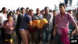 Warga Bangladesh menggotong jenazah korban kecelakaan kapal di Manikganj, sekitar 40 kilometer sebelah barat Dhaka (22/2). 