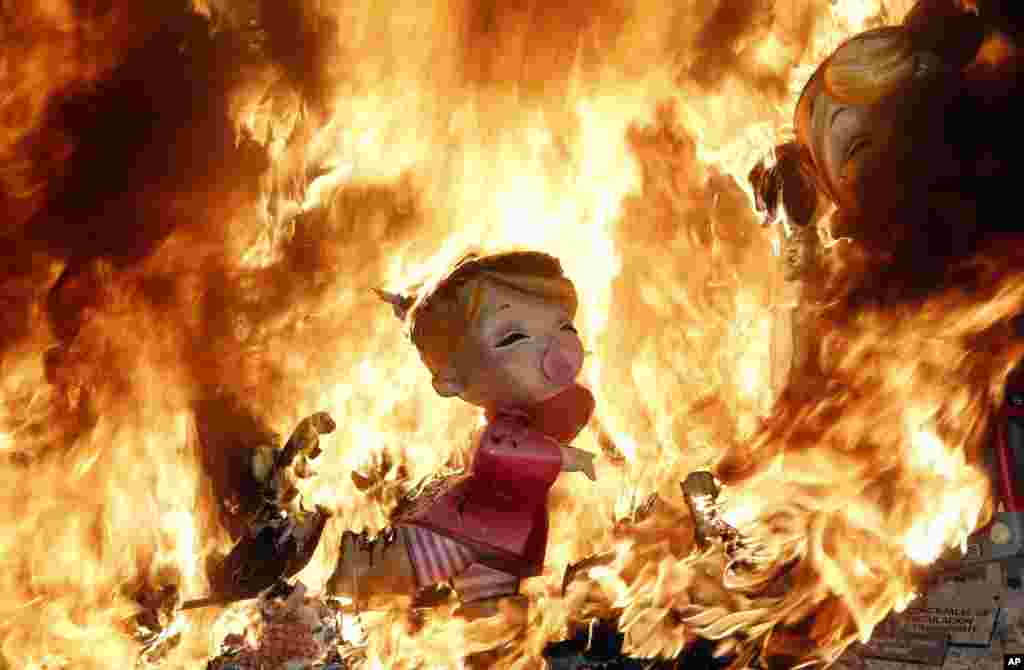 Patung-patung tokoh satire dibakar pada festival tradisional "Fallas" di kota Valencia, Spanyol. 