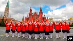 Діти у Москві під час церемонії святкування вступу до піонерської організації. У Росії відродили дитячу комуністичну організацію та святкують 101-у річницю "Всесоюзної піонерської організації". Москва, Росія, 21 травня 2023 року. Sofia Sandurskaya, Moscow News Agency photo via AP