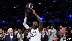L'équipe de LeBron James décroche le trophée MVP après sa victoire lors du match de basket-ball de la All-Star de la NBA à Los Angeles, dimanche 18 février 2018.
