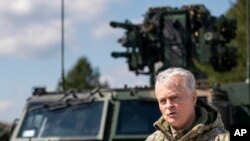 Президент Литви Гітанас Науседа має найбільші шанси перемогти на президентських виборах в Литві. Архівне фото, квітень 2024 року: Науседа на військових навчаннях Литви та Польщі