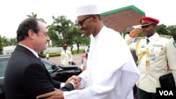 Presiden Nigeria Muhammadu Buhari menyambut Presiden Perancis Francois Hollande di Abuja, tempat KTT keamanan dan strategi untuk melawan Boko Haram (14/5).