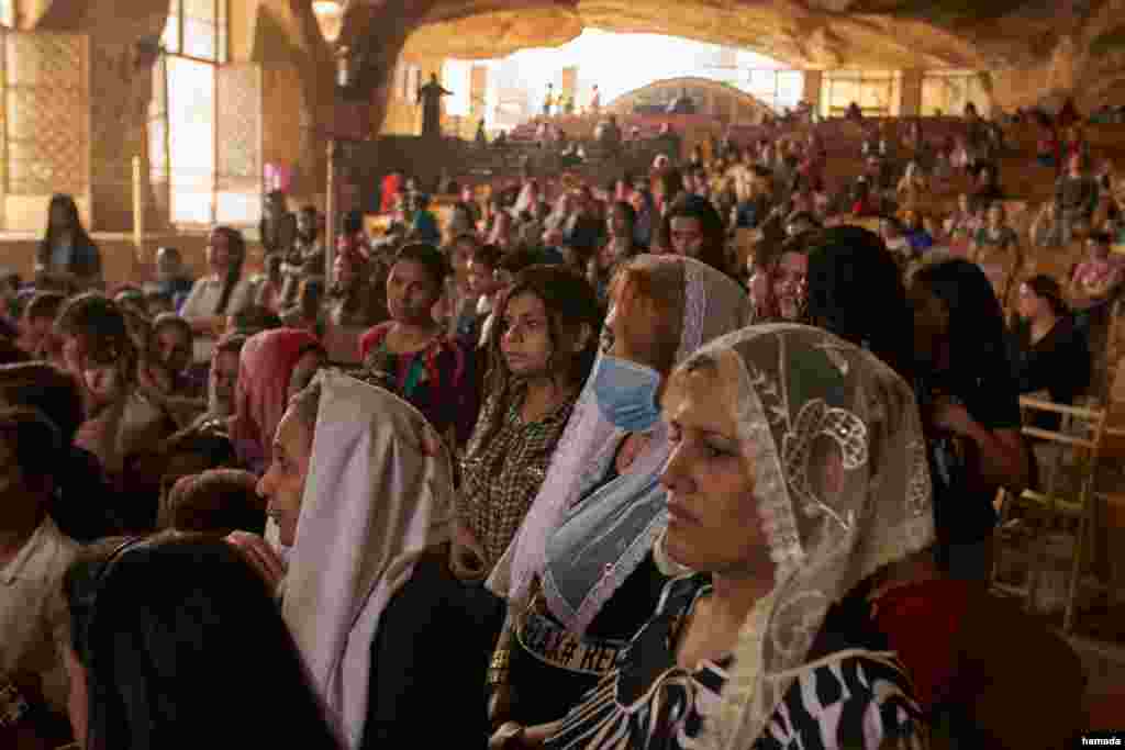Priests implored people to wear masks, but many people did not at this service, Aug. 30, 2020 in Cairo. (Hamada Elrasam/VOA