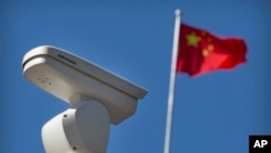 北京的一處海康威視監視攝像頭旁飄揚的中國國旗。