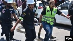 သုခကာရီအသင်းဥက္ကဋ္ဌ မရွှေမှုံ လူမှုရေးလုပ်ငန်းလုပ်နေစဉ်။ (ဓာတ်ပုံ-ထက်အောင်ခန့်)