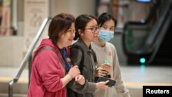 Pasajeros que estaban a bordo del vuelo SQ321 procedente de Londres, que experimentó graves turbulencias que provocaron una muerte y varios heridos, llegan al aeropuerto de Changi en Singapur, el 22 de mayo de 2024.