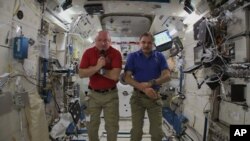 El astronauta de la NASA Soctt Kelly (izquierda) y el cosmonauta ruso Mikhail Kornienko permanecerán un año a bordo de la Estación Espacial Internacional.
