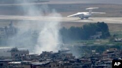 Yon avyon dekole nan ayeropo entenasyonal Rafik Hariri pandan lafimen frap ayeryen Izrayel kontinye pwopaje sou Dihiyeh, Bewout, Liban, 14 Oktob, 2024.
