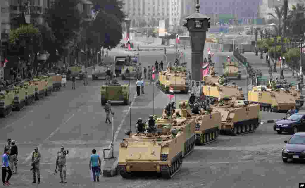 Egyptian army soldiers take their positions at an entrance to Tahrir Square, Cairo, August 16, 2013.