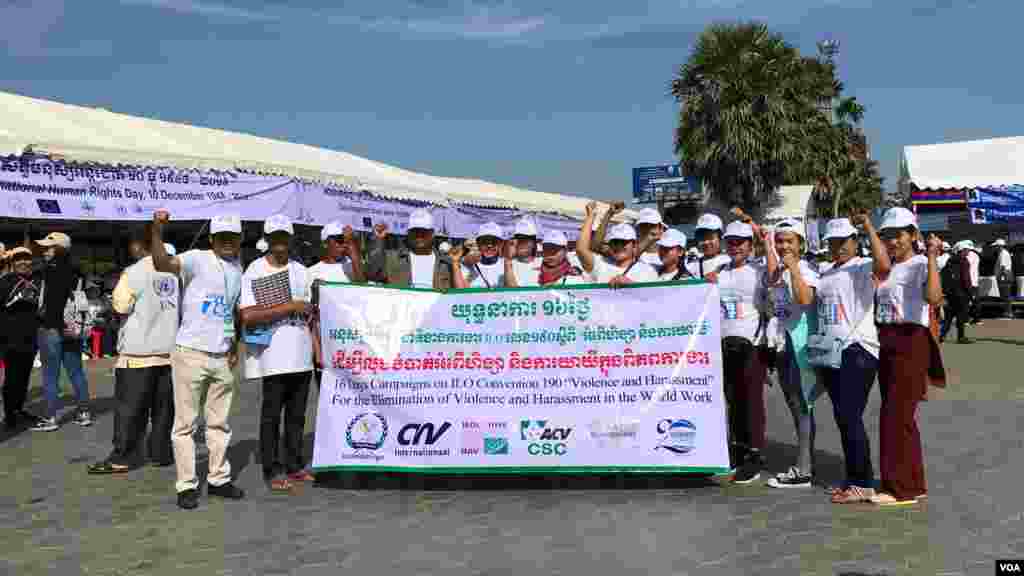 អ្នកចូលរួមដែលជាពលរដ្ឋ កម្មករ និងតំណាងអង្គការសង្គមស៊ីវិល ចូលរួមប្រារព្ធទិវាសិទ្ធិមនុស្សអន្តរជាតិលើកទី៧១ នៅសួនប្រជាធិបតេយ្យ នៅថ្ងៃទី១០ ខែធ្នូ ឆ្នាំ២០១៩។ (កាន់ វិច្ឆិកា/VOA)