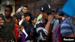 Migrantes cubanos esperan fuera de la Comisión Mexicana de Asistencia a Refugiados (COMAR) en Tapachula, México. [Archivo]