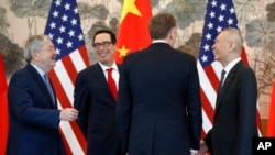 Wakil PM China, Liu He (kanan) berbicara dengan Menkeu AS, Steven Mnuchin (no. 2 dari kiri), Wakil Perdagangan AS, Robert Lighthizer (no. 2 dari kanan) dan Dubes AS di China, Terry Branstad (kiri), Wisma Tamu Negara Diaoyutai, Beijing, 1 Mei 2019 (foto: AP Photo/Andi Wong, Pool)