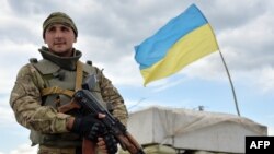 Seorang tentara Ukraina berjaga di sebuah pos penjagaan dekat Slovyansk, wilayah Donetsk, Ukraina TImur (Foto: dok). 