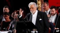 Archivo - El cantante de ópera español Plácido Domingo actúa durante un concierto en la Plaza Roja de Moscú, Rusia, el 13 de junio de 2018.