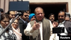 L'ancien Premier ministre pakistanais Nawaz Sharif à sa sortie du tribunal après sa comparution pour corruption à Islamabad, au Pakistan, le 17 avril 2018.