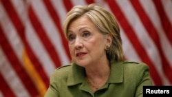 El director del FBI, James Comey, describió la acción de Clinton como "extremadamente negligente", pero no se encontró evidencia de que la ex secretaria de Estado haya cometido un delito.