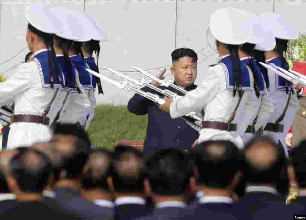金正恩向仪仗队敬礼。