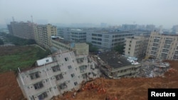 A la recherche des survivants après un glissement de terrain à Schenzhen, en Chine, le 21 décembre 2015. (REUTERS/Stringer)
