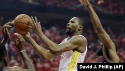 James Harden, à droite, contre Kevin Durant, Houston, le 14 mai 2018. 