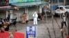 Seorang pekerja mengenakan pakaian pelindung di pasar makanan laut yang ditutup di Wuhan, Provinsi Hubei setelah merebak wabah virus corona, 10 Januari 2020.