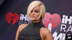 Bebe Rexha tiba di acara iHeartRadio Music Awards di The Forum di Inglewood, California, 11 Maret 2018.