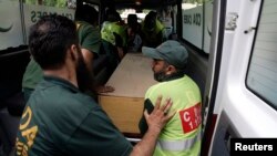 غیر ملکیوں کی لاشیں اسپتال منتقل کی جارہی ہیں