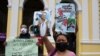 Periodistas locales protestan por el asesinato del comunicador Jacinto Romero en Orizaba, México, el 19 de agosto de 2021.