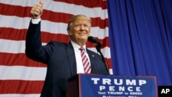 Kandidat Presiden dari Partai Republik Donald Trump melambaikan tangan saat ia tiba untuk berbicara di sebuah acara kampanye di Delaware Couny Fair (20/10). Delaware, OH. (foto: AP Photo/ Evan Vucci)