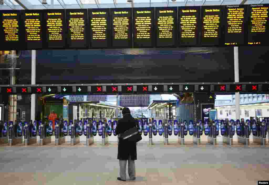 Seorang pria menunggu sendirian di stasion kereta 'London Bridge' setelah jadwal beberapa kereta di London, Inggris dibatalkan akibat badai dan angin kencang.