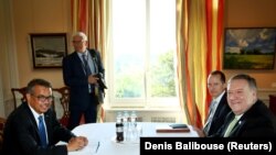 Le secrétaire d'État américain Mike Pompeo (à dr.) assiste à une réunion avec le directeur général de l'OMS Tedros Adhanom Ghebreyesus à Berne, en Suisse, le 3 juin 2019. (Photo REUTERS/Denis Balibouse)