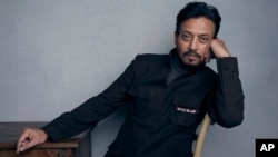 En esta foto del 22 de enero de 2018, el actor Irrfan Khan posa durante la promoción de la película "Puzzle" en el Festival de Cine de Sundance, en Park City, Utah. 