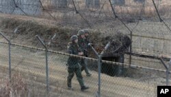 Tentara Korea Selatan tengah berpatroli di antara pagar kawat di Paju, dekat perbatasan dengan Korea Utara (Foto: dok).