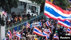 Demo anti pemerintah Thailand berdiri di depan pintu gerbang kantor Departemen Bea Cukai di Bangkok (14/1).