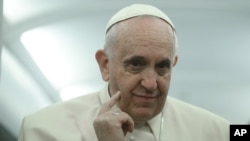 Con su clásico humor, el papa Francisco les pidió a los ancianos que recen por él.