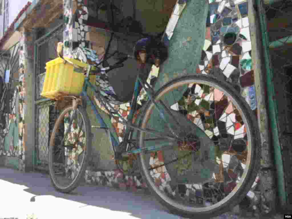 Street art and a reliable transportation method in Cuba, Aug. 13, 2015. (Celia Mendoza/VOA)