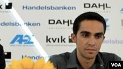 Alberto Contador diskors sementara akibat ditemukannya sejumlah kecil clenbuterol dalam sampel urin yang diambil pada Tour de France 21 Juli lalu.