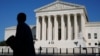 Funcionarios preparan la ceremonia privada en memoria de la magistrada Ruth Bader Ginsburg en Washington D.C. el 22 de septiembre de 2020.