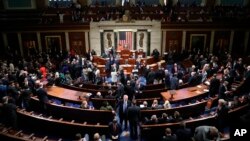 Los demócratas dicen que el presidente Donald Trump cometió un delito al retener la ayuda aprobada por el Congreso para presionar a Ucrania a investigar a un rival político, el ex vicepresidente Joe Biden.