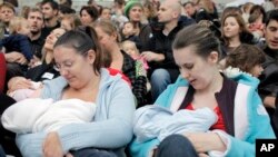 Kaum ibu memberikan ASI untuk bayi-bayinya selama peristiwa pemberian ASI di seluruh dunia (Foto: AP Photo/Thibault Camus)