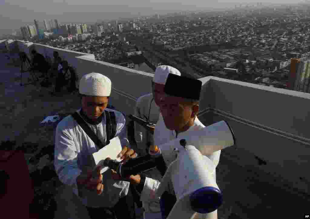 Muslim clerics scan the horizon for the crescent moon that will determine the beginning of the holy fasting month of Ramadan, in Jakarta, Indonesia, July 8, 2013.